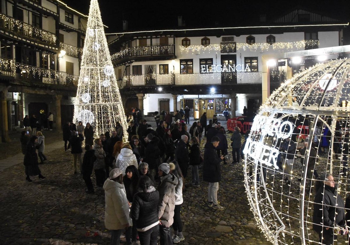 Imágenes de la iluminación del año pasado en La Alberca tras ganar el concurso de Ferrero Rocher.