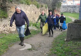 Jornada de voluntariado de limpieza en el Camino de las Aceñas de Alba de Tormes.