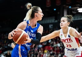 Laura Gil y Aleksa Gulbe, en el DVTK-Avenida de la primera vuelta.