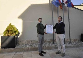 Roberto Rodríguez y Enrique García con el cartel anunciador de las fiestas de Santa Bárbara en Aldeatejada.