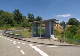 Una parada de autobús en Santibáñez.