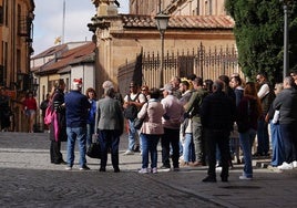 Un grupo de turistas visitando la ciudad de Salamanca.