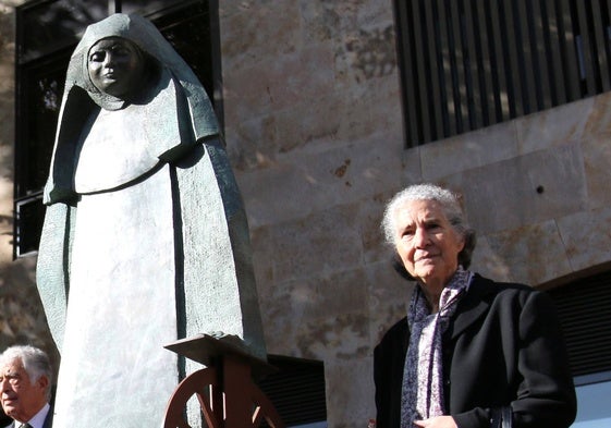 Victoria López, junto a la estatua de Santa Bonifacia en la Gran Vía.