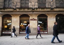 Exterior de Muebles Huebra, actualmente en liquidación tras 188 años de actividad.