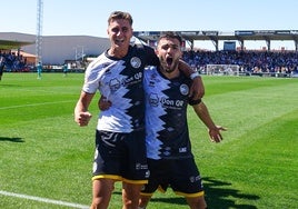 Jonny Arriba (derecha) celebra uno de sus goles en el Reina Sofía con Rabadán.