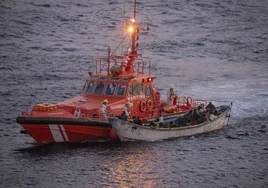 La Salvamar Adhara recoge un cayuco y lo lleva al puerto de La Restinga |