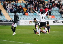 Galván celebra el tanto de Caramelo que ha abierto el marcador en el Helmántico.