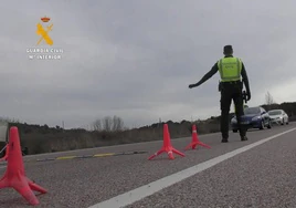 Guardia Civil en una actuación en carretera.