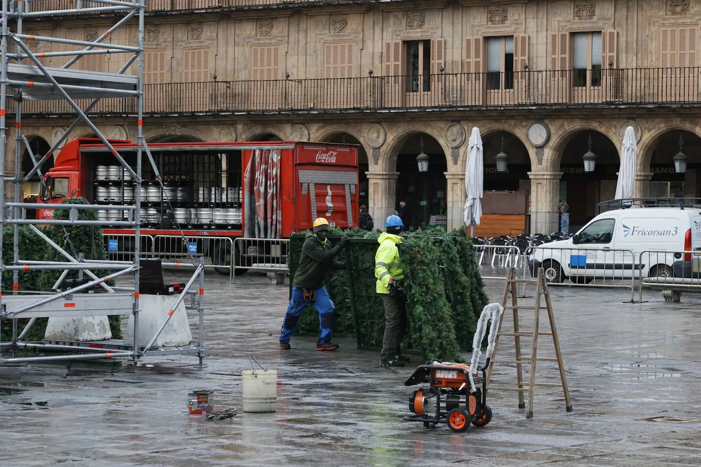 El árbol navideño va tomando forma en la Plaza Mayor