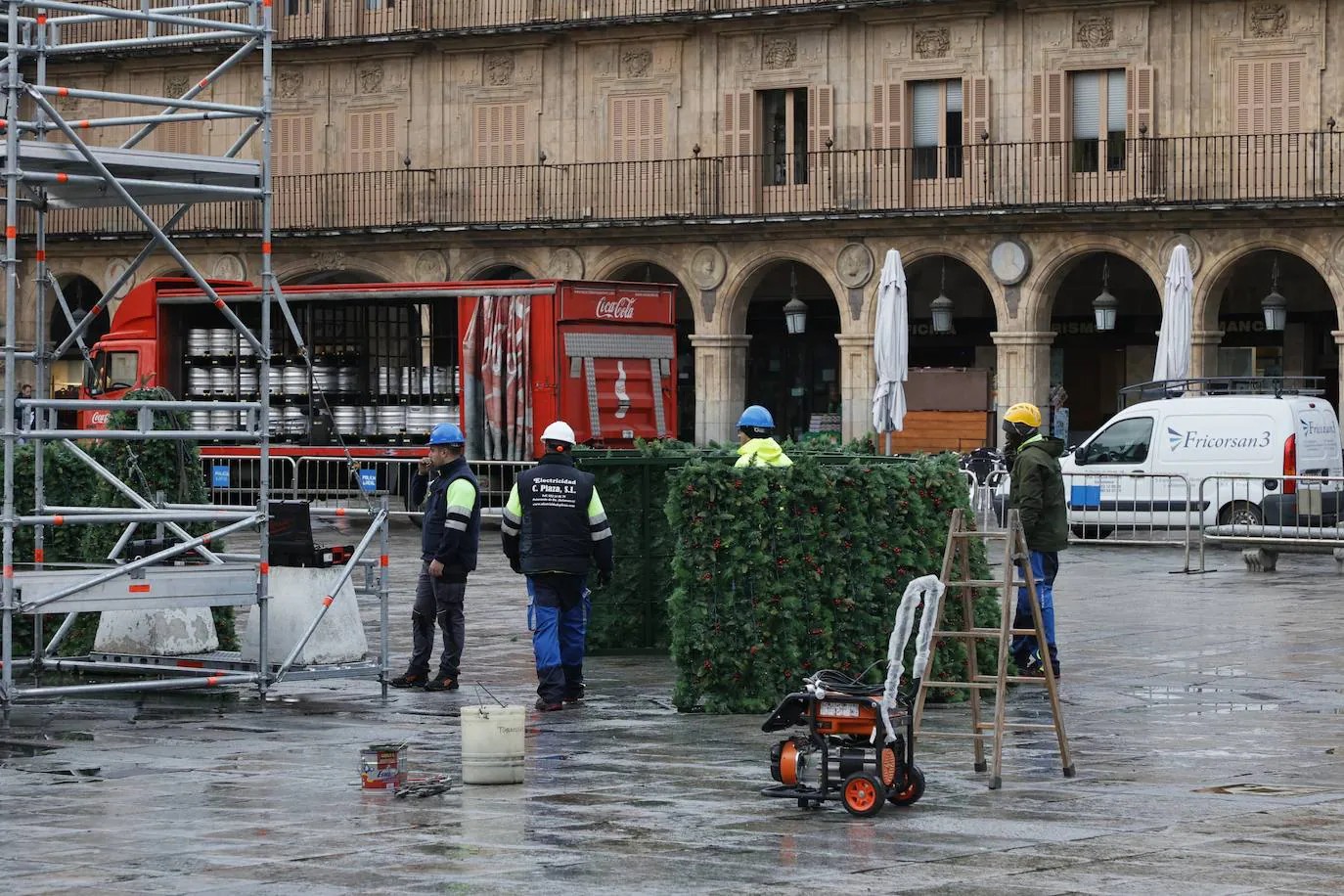 El árbol navideño va tomando forma en la Plaza Mayor