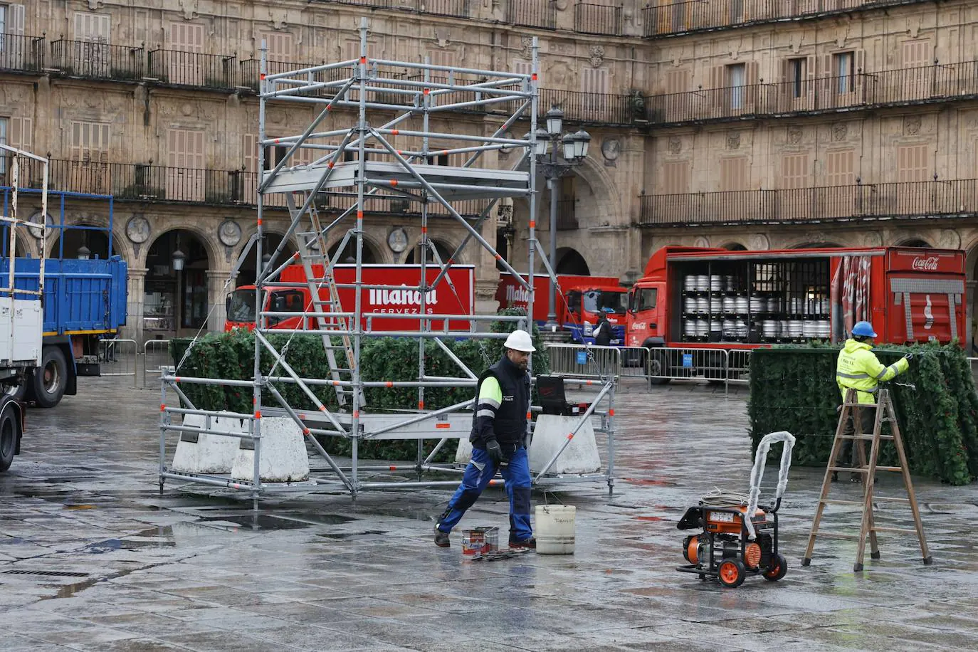 El árbol navideño va tomando forma en la Plaza Mayor