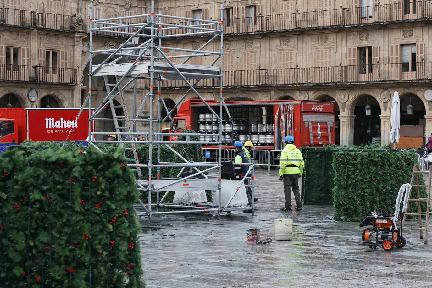 El árbol navideño va tomando forma en la Plaza Mayor