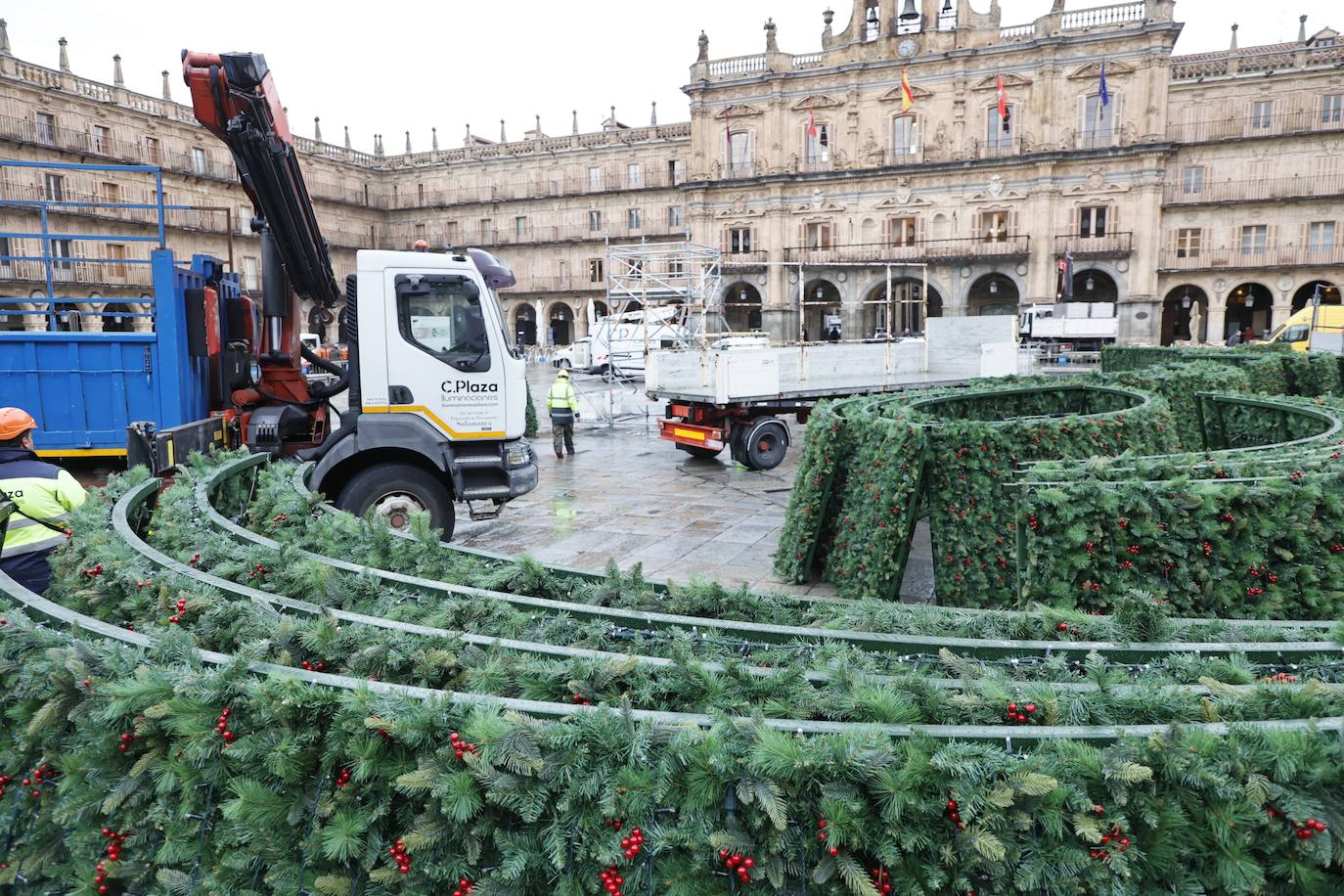 El árbol navideño va tomando forma en la Plaza Mayor