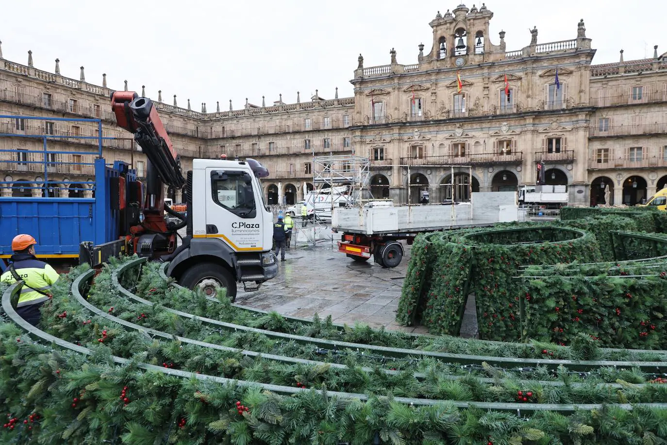 El árbol navideño va tomando forma en la Plaza Mayor