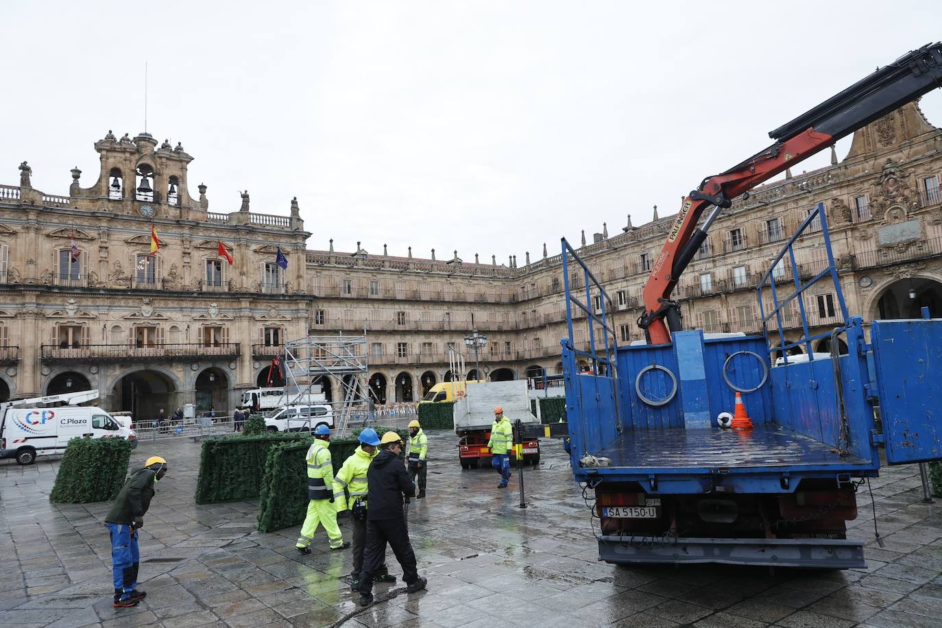 El árbol navideño va tomando forma en la Plaza Mayor