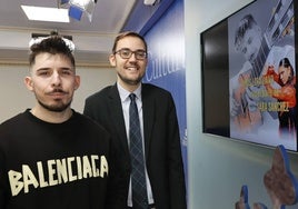 El artista Amós Lora junto al concejal de Cultura, Ángel Fernández.