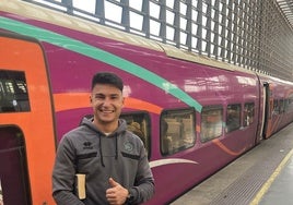 Aitor Pascual antes de subirse al tren en el viaje de ida a Andorra.