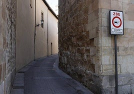 Señal de la Zona de Bajas Emisiones (ZBE) en una de las calles del centro de Salamanca.