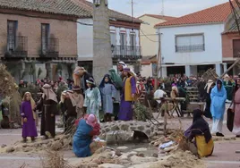 Puesta en escena del belén viviente en la plaza de Santiago de la Puebla el pasado 30 de diciembre de 2023.