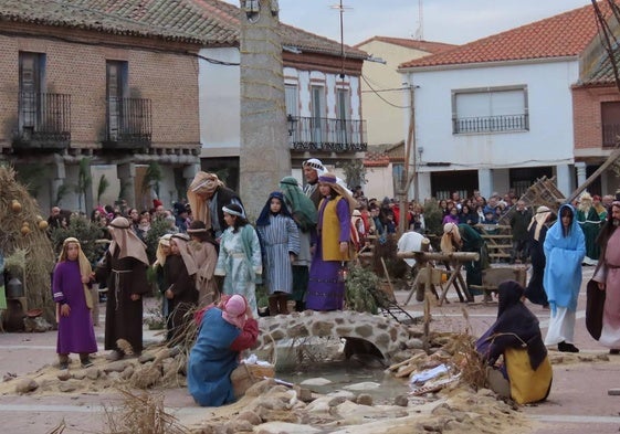 Puesta en escena del belén viviente en la plaza de Santiago de la Puebla el pasado 30 de diciembre de 2023.