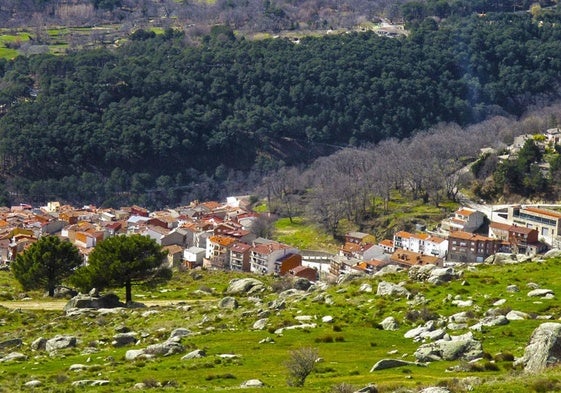 El pueblo de Castilla y León visto desde una montaña cercana.