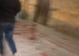 Manchas de sangre tras la agresión en la calle Correhuela.