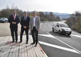 El delegado de la Junta en Salamanca, Eloy Ruiz, con el director general de Carreteras, Jesús Puerta, y el jefe del servicio de movilidad y transformación digital de la Junta en Salamanca, Raúl san segundo, ayer en la carretera SA-220 a la altura de La Condesa.