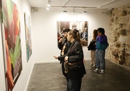 Un grupo de visitantes contemplando las obras seleccionadas.