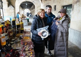 La turronera Toñi Mancebo junto a su familia en su puesto ubicado en los soportales de San Antonio de la Plaza Mayor.