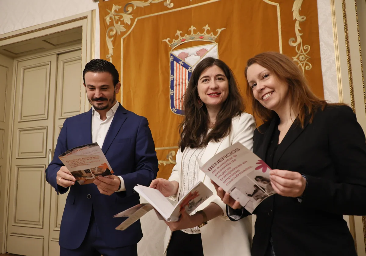 El presidente de CES, Antonio Rollán; la concejala de Familia e Igualdad de Oportunidades, Miryam Rodríguez y Soledad Gómez, miembro del comité ejecutivo de CEOE-Cepyme durante la presentación de los folletos.