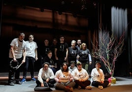 Foto de familia de los actores que pondrán en escena la obra.