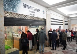 Socios del Salamanca UDS haciendo cola para retirar entradas en el pasaje Coliseum.