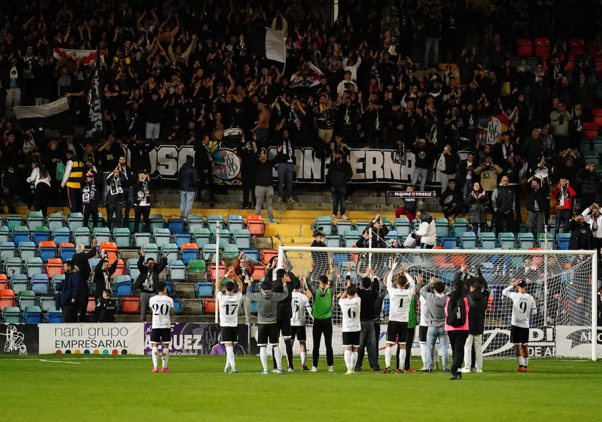 Los jugadores del Salamanca UDS celebran con su afición el pase a esta segunda ronda de Copa.