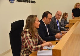 Marta Labrador junto al alcalde, David Mingo y el edil Jesús Hernández instantes previos al inicio del pleno.