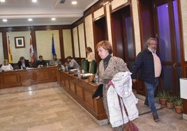 Imagen de los socialistas Rosa Torres y José Luis Rodríguez saliendo del pleno el pasado lunes en el Ayuntamiento de Béjar.