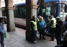 Viajeros bajan de un bus metropolitano con la presencia de piquetes.