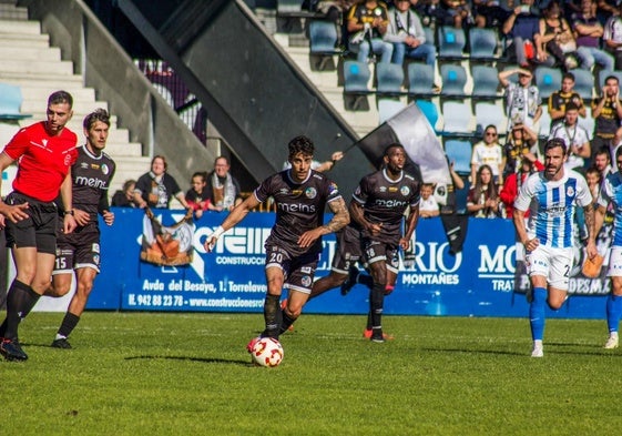 Caramelo conduce el esférico durante el choque liguero ante la Gimnástica de Torrelavega.