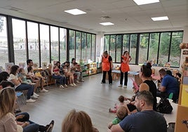 Un sesión de bebecuentos en la biblioteca de Santa Marta de Tormes.