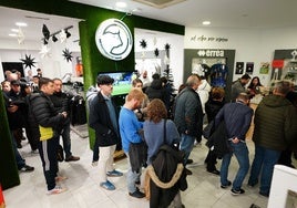 Aficionados de Unionistas sacando entradas para la Copa en la tienda oficial.