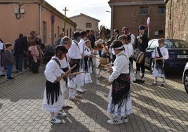 Grupo de niños de Aldeatejada con los bailes