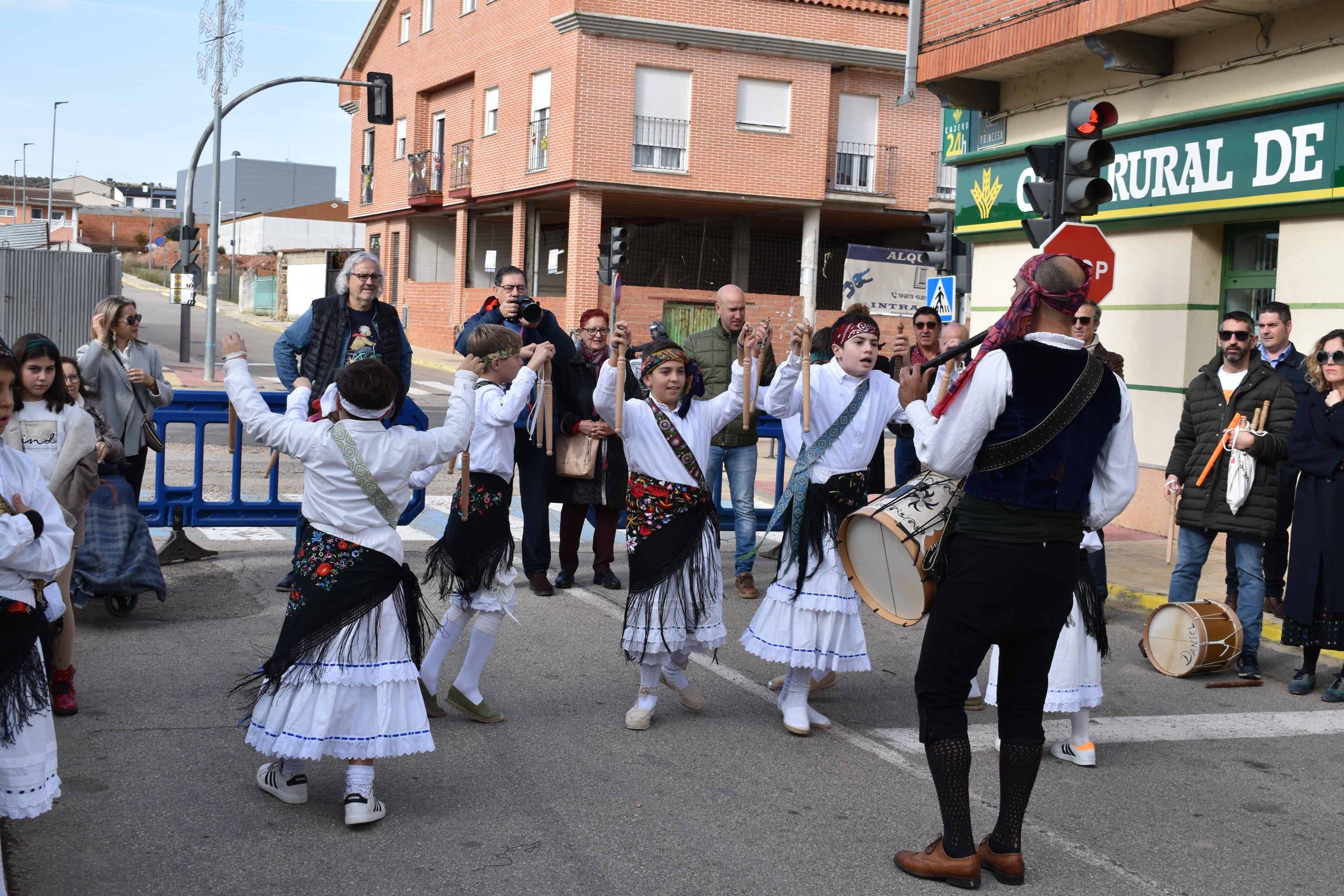 Aldeatejada cierra las fiestas de Santa Bárbara con los bailes de paleos