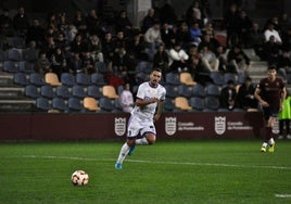 Maikel Villajos persigue un balón este pasado sábado en Pasarón.