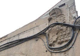 Escudo del obispo Diego de Velasco en la calle Rosario, última reminiscencia del Colegio de Clérigos Santo Tomás.