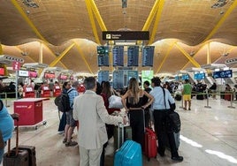 Pasajeros en el aeropuerto de Madrid-Barajas |