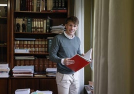 Carlos Cristeto, en el despacho de la empresa familiar después del entrenamiento.