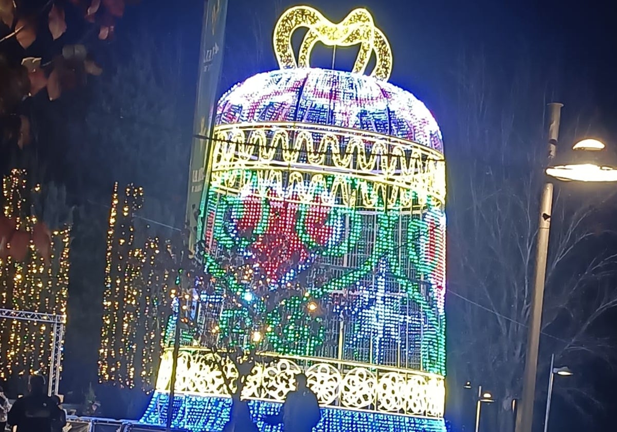 La gran campana que adornó la Navidad el año pasado en Salamanca, en la plaza de La Marina de Zamora.