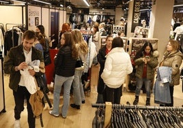 El interior de una tienda el día del Black Friday.