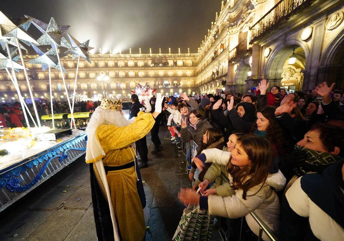 Los Reyes Magos saludan a los niños en la Plaza Mayor durante la Cabalgata de 2023.