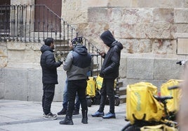 Un grupo de repartidores de Glovo en Salamanca.