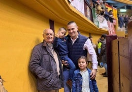 Antonio Frías, el presidente de la Federación de Peñas taurinas 'Helmántica' y el pequeño Javier Adán 'El Balilla' junto a su padre Javier Adán y su hermana Martina.